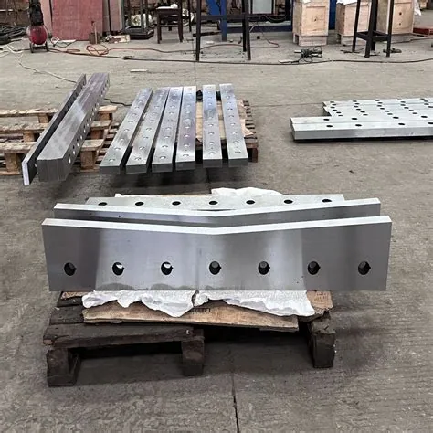 Großes Industriemesser und Langmesser in der Werkstatt