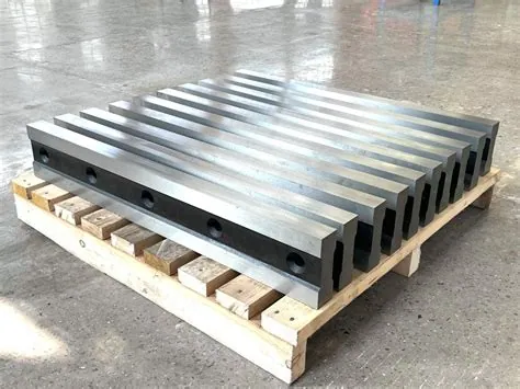 Palette mit gefertigten Industriemessern