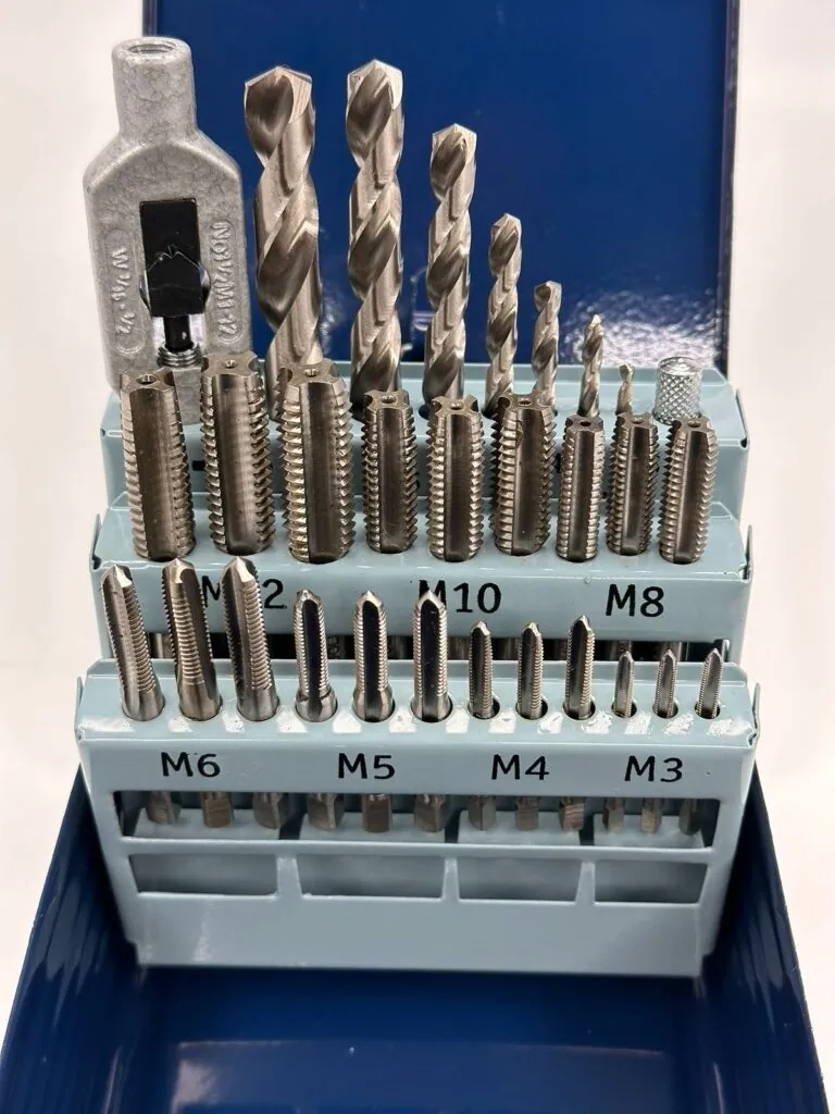 Handgewindebohrer-Satz HSS-G M3–M12 von WSH-Tools.de in der geöffneten Kassette