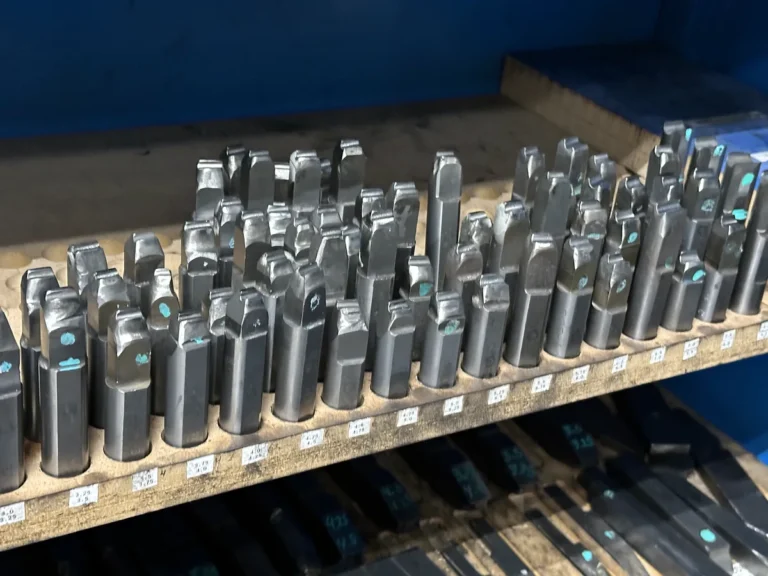 Hartmetall-Verschleißteile nach Zeichnung im Regal der Werkstatt von WSH-Tools.de in Grünsfeld