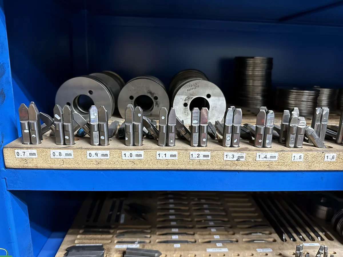 Werkzeuge und Ersatzteile im Werkstattregal von WSH-Tools.de in Grünsfeld
